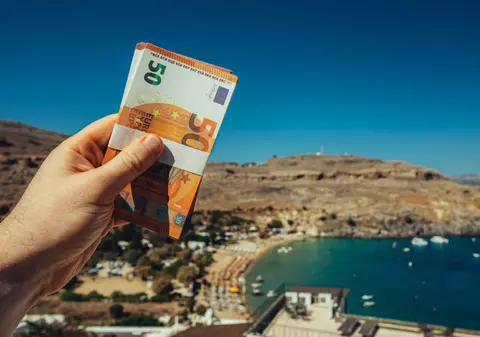 Câți bani cash e bine să aibă românii la ei când pleacă în vacanță în Grecia, Turcia sau Albania. Greșeala care poate scumpi concediul