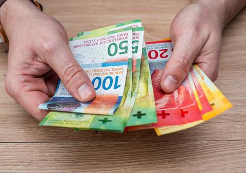 Schema cu care un cuplu de turiști italieni a furat mii de euro de la supermarketuri din Elveția: se dădeau colecționari