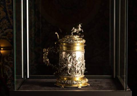 O cană din argint aurit, veche de 300 de ani, a fost cumpărată cu 140.000 de euro, în România