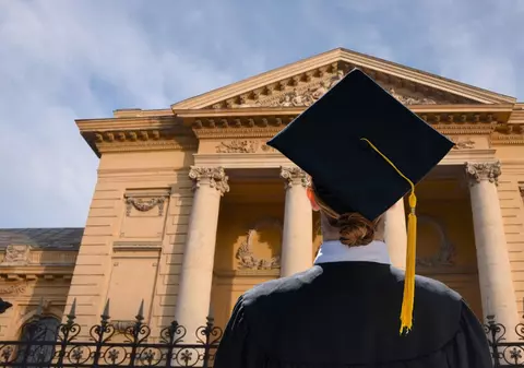 O elevă medaliată cu aur internațional la chimie aplicată a dat în judecată Universitatea de Medicină din București pentru că i s-a luat dreptul de a fi admisă fără examen 