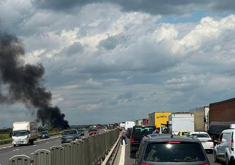 Un camion a intrat pe contrasens și a luat foc, pe A3 București-Ploiești. Trafic blocat și un nor imens de fum