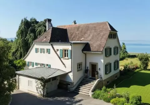 Paradisul secret din Elveția scos la vânzare. Cum arată conacul de 5,5 milioane de franci cu plajă privată și port propriu