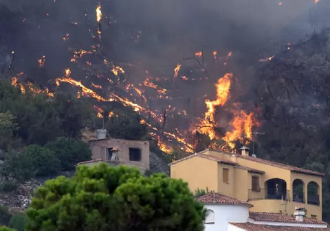 Cum să-ți protejezi locuința de incendiile de vegetație
