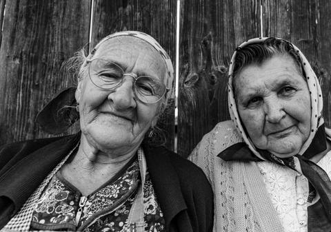 Peste 100 de pensionari români au dispărut în fiecare zi, în primele 6 luni ale anului 2026. Topul celor mai afectate județe