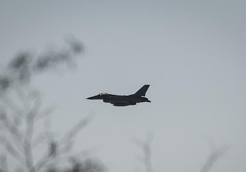 SUA anunță că un F-16 ucrainean a doborât pentru prima dată un avion de vânătoare rusesc într-un duel aerian