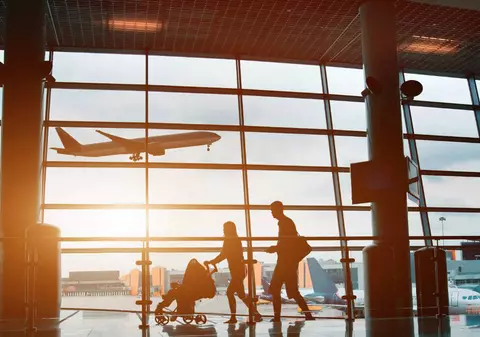 O familie care pleca în vacanță a rămas blocată în aeroport din cauza unui detaliu din pașaportul copilului: „Am fost pur și simplu distruși”