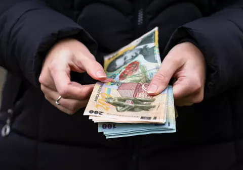 Cât este ajutorul de înmormântare în 2026 după creșterea salariului minim. Cine primește suma și care sunt condițiile de acordare