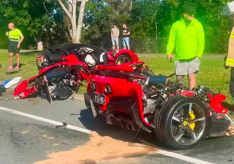 Un Ferrari SF90 Spider de aproape 500.000 de euro s-a rupt în două după un accident în Australia. Bucăți din bolid au zburat pe șosea