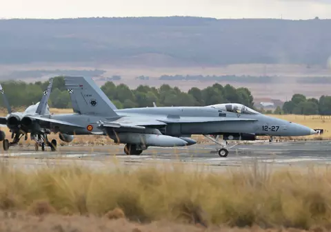 7 avioane F-18, 3 elicoptere și 200 de militari spanioli vin în România pentru a apăra flancul estic al NATO. Vor avea dreptul de a doborî drone