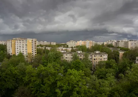 ANM anunță furtuni puternice în București. Vremea se schimbă brusc în Capitală de miercuri după-amiază