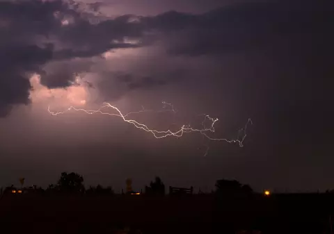 Cod galben de ploi de până la 50 l/mp, descărcări electrice și vijelii în zeci de județe și București
