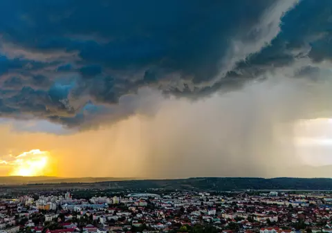 Vremea se încălzește, dar nu scăpăm de ploi și vijelii. Prognoza meteo ANM pentru perioada 27 iulie - 23 august 2026