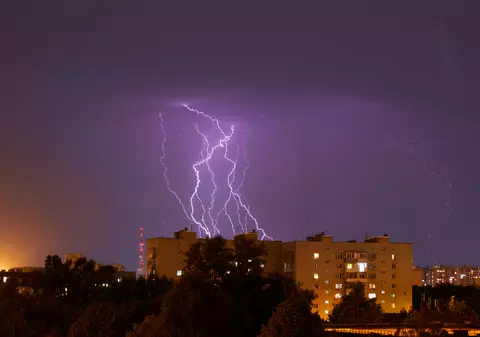 Ploi torențiale, grindină și vijelii în 37 de județe și București până la noapte. Harta zonelor vizate de avertizarea meteo ANM cod galben