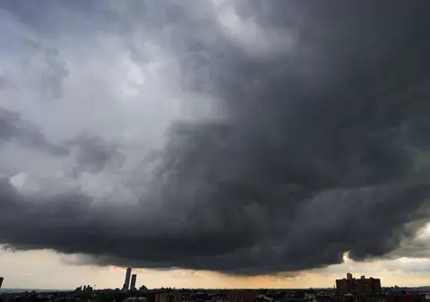Lista localităților lovite de fenomene meteo extreme. ANM a emis avertizări nowcasting de vreme severă imediată pentru București și mai multe județe