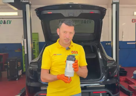Un mecanic român din Marea Britanie arată de ce te costă peste 50.000 de lire să repari defecțiuni minore la un Porsche Macan electric | VIDEO