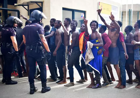 Mii de imigranți au intrat ilegal în Ceuta, pe teritoriu spaniol: guvernul trimite armata pentru a întări frontiera