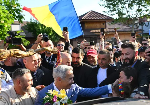 Steag cu simbolul Mișcării Legionare la un miting pro-Călin Georgescu. Purtătorul a ajuns inculpat, dar judecătorii l-au pedepsit simbolic