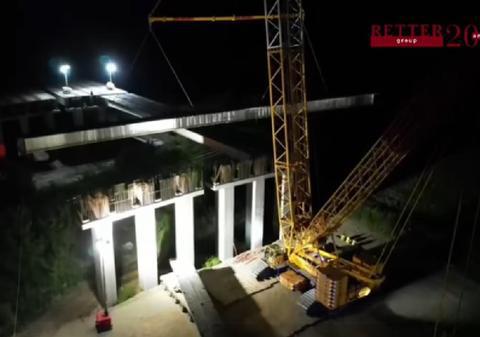 Pe lotul 1 al A0 Nord se lucrează și noaptea: Ultimele grinzi de peste 50 de metri sunt montate la pasajul peste calea ferată și DN7