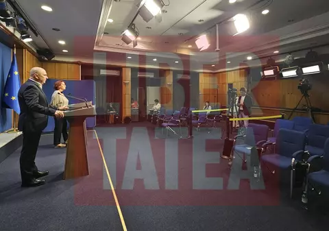 Ilie Bolojan a vorbit într-o sală aproape goală după ședința de Guvern anunțată din scurt, în care a aprobat deblocarea posturilor din sănătate | VIDEO