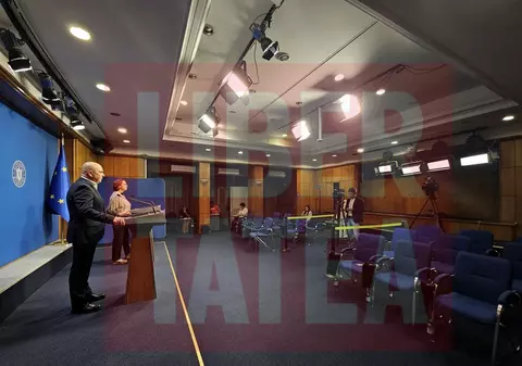Ilie Bolojan a vorbit într-o sală aproape goală după ședința de Guvern anunțată din scurt, în care a aprobat deblocarea posturilor din sănătate | VIDEO