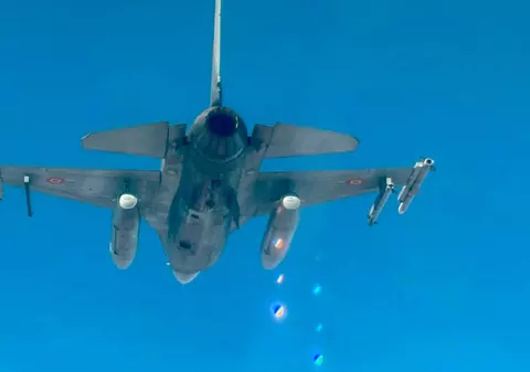 Imagini cu avioanele F-16 în timpul misiunii de distrugere a celei de-a treia drone care a intrat în spațiul aerian al României