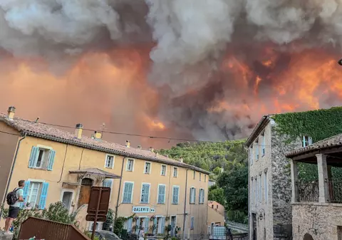 Peste 25.000 de persoane, evacuate în Franța din cauza incendiilor de pădure: 800 de pompieri luptă cu flăcările, 4 avioane au fost trimise din UE