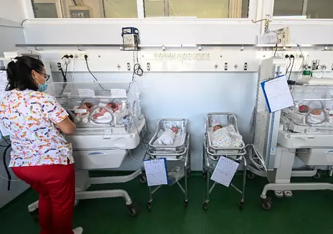 Cvadrupleți născuți prematur la Miercurea Ciuc, transferați la Maternitatea Brașov. Zeci de medici s-au mobilizat pentru a-i salva. Niciunul nu cântărea mai mult de 800 grame