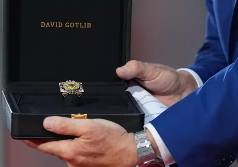 Donald Trump a primit un inel cu 321 de diamante de la un consorțiu din Belgia pe care l-a scutit de taxe. Cum arată „Inelul Libertății 250”