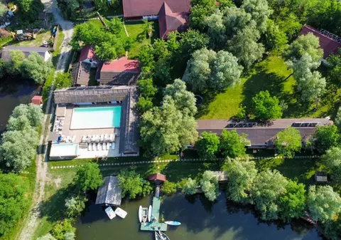 Cum arată insula privată cu resort de lux din Delta Dunării care a fost scoasă la vânzare cu o reducere de 54%. Cât costă întreaga proprietate