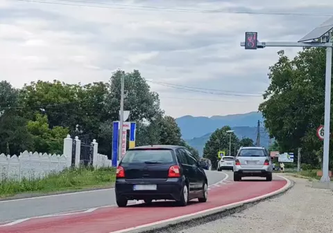 Ce sunt și cum funcționează noile insule de calmare a traficului montate pe drumuri: „Ține emoticonul pe verde”