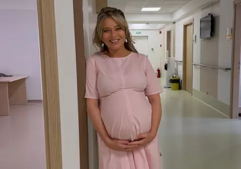 Laura Cosoi se pregătește să nască cea de-a cincea fetiță. Imaginea publicată din maternitate