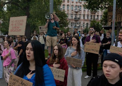 Culisele revoluției neașteptate de la conducerea militară a Ucrainei și alegerea dificilă a lui Volodimir Zelenski, care riscă cea mai grea criză politică din mandatul său