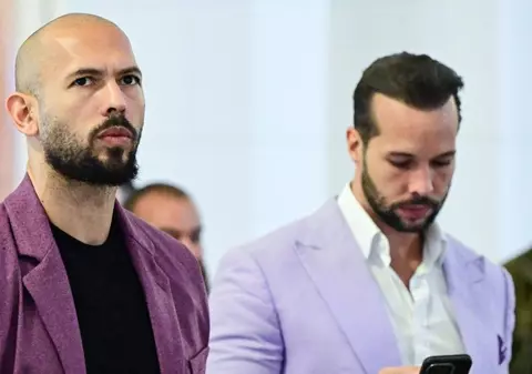 Marea Britanie îi pune oficial sub acuzare pe frații Tate pentru noi fapte de viol și pornografie infantilă. Justiția din România i-a lăsat liberi