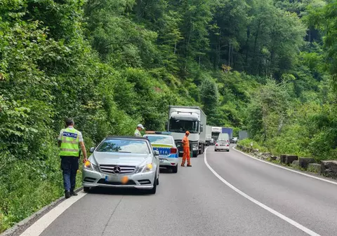 Un Mercedes cu numere de Anglia a blocat DN7 după ce a fost lăsat pe șosea. Cât l-a costat pe șofer „parcarea” pe Valea Oltului și ce explicație a dat polițiștilor