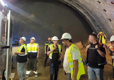 Bucăți de rocă din tavanul unui tunel de pe A1 au căzut peste doi muncitori străini, în Sibiu, la Boița
