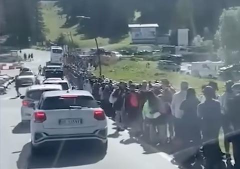 Sute de turiști au stat la coadă ore în șir pentru a-și face un selfie cu peisajul din Munții Dolomiți: „Un record de vizitatori” | VIDEO