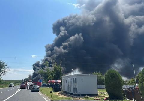 Autocisternă încărcată cu benzină, în pericol de explozie după un accident în Hârșova. Pompierii intervin cu roboți și au evacuat zona pe o rază de 800 de metri