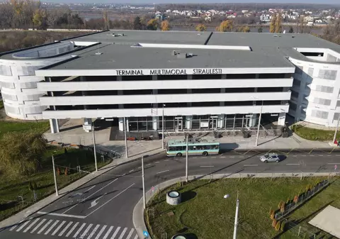 Am făcut calculul unui corporatist: merită abonamentul de 300 de lei la parcarea Străulești sau ieși mai ieftin dacă plătești la oră?