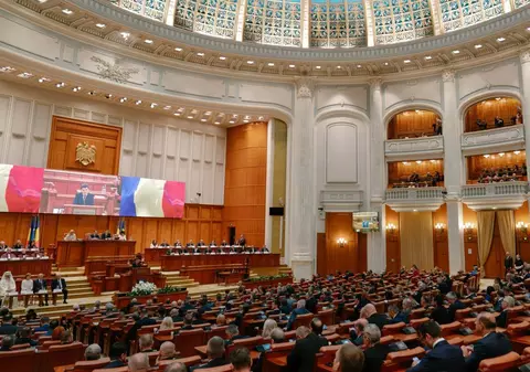 Parlamentarii revin din vacanță pentru o sesiune extraordinară: în joc sunt PNRR și împrumutul SAFE