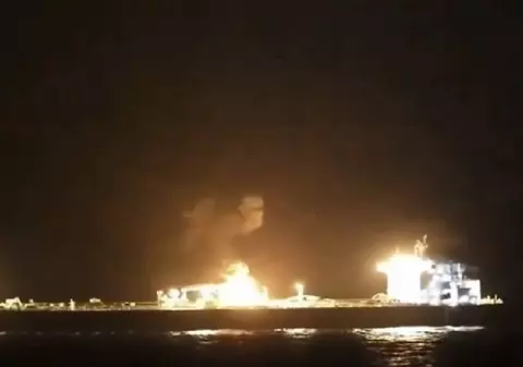 Un petrolier arde în Marea Roșie, după ce două nave saudite au fost atacate de rebelii Houthi