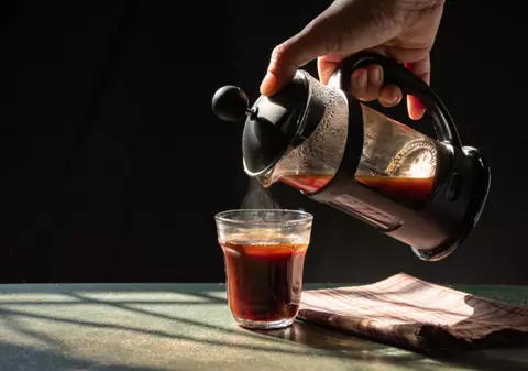 Cum se face cafeaua la presa franceză - cum funcționează și care sunt avantajele