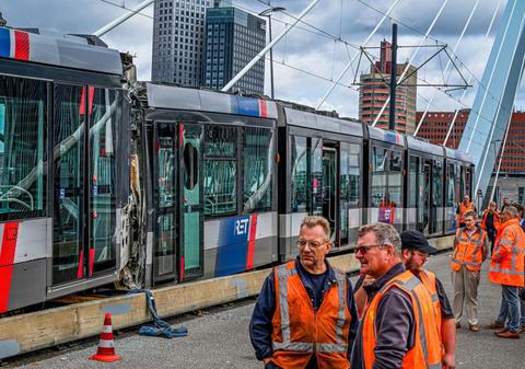 15 oameni au fost răniți după ce două tramvaie s-au lovit pe podul Erasmus din Rotterdam