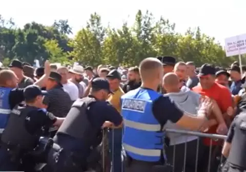 Violențe în fața sediului ANSVSA, la protestul fermierilor: au forțat gardurile, iar jandarmii au intervenit cu gaze lacrimogene