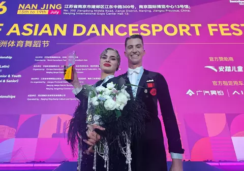 Dansatorii Rareș Cojoc, 38, și Andreea Matei, 31, câștigă în China al doilea titlu mondial la Standard. La Nanjing, pe cea mai modernă scenă a lumii, românii își reafirmă dominația categorică în acest sport