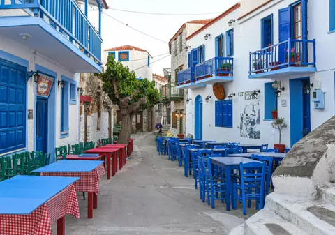 Insula superbă din Grecia unde turiștii nu se îngrămădesc și prețurile sunt mici: are doar două orașe și peisaje de vis