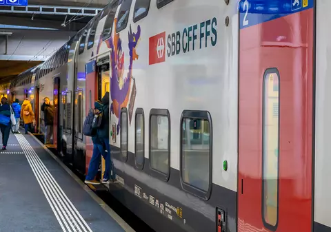Suporterii au tras frâna de urgență de 4 ori și au fumat în tren până au declanșat alarma de incendiu, în Elveția: „Vrem garnituri suplimentare pentru deplasări”