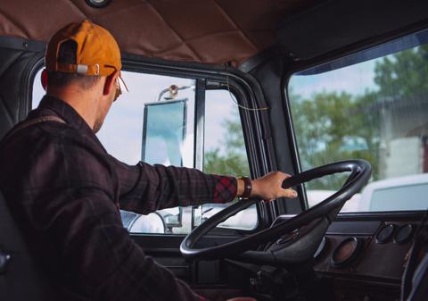 Un șofer de TIR a plecat de la muncă, și-a dat în judecată angajatorul și va primi aproape 17.000 de euro, în Spania