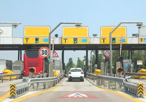 Un șofer român a trecut luni întregi prin stațiile de taxare de pe autostrăzi, nu a plătit niciodată și merge la închisoare, în Italia