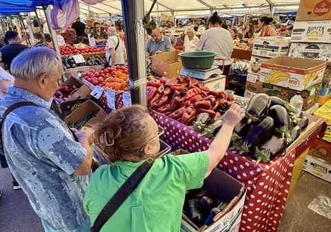 Cât costă kilogramul de vinete în piețe. Românii stau la cozi pentru salata preferată a verii