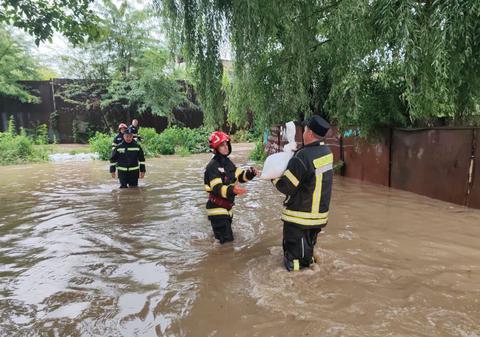 Cod roșu de inundații în Prahova, Dâmbovița și Ilfov: peste 50 de case au fost inundate,  pârâul Dâmbu a ieșit din matcă la Ploiești